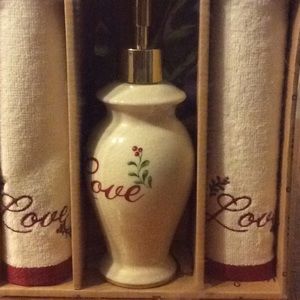 Bath soap pump with 2 fingertip towels.